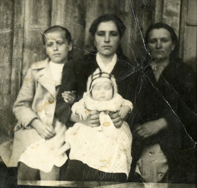 KKE 4503.jpg - Pośrodku siedzi Leonarda Filipow z córeczką Zosią, 1948 r.